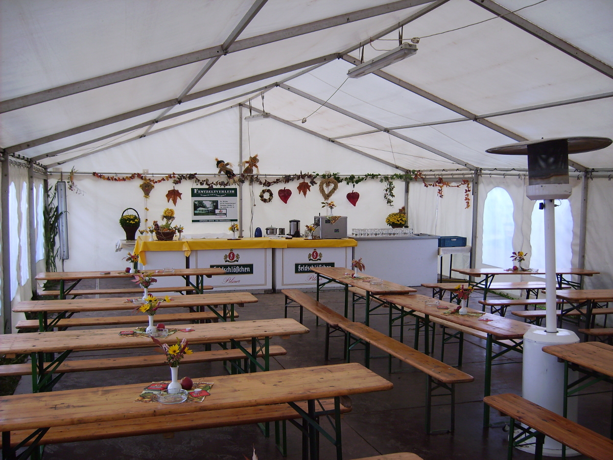 Festzelt mit geschlossenen Seiten auch für kühle Tage mit Heizung